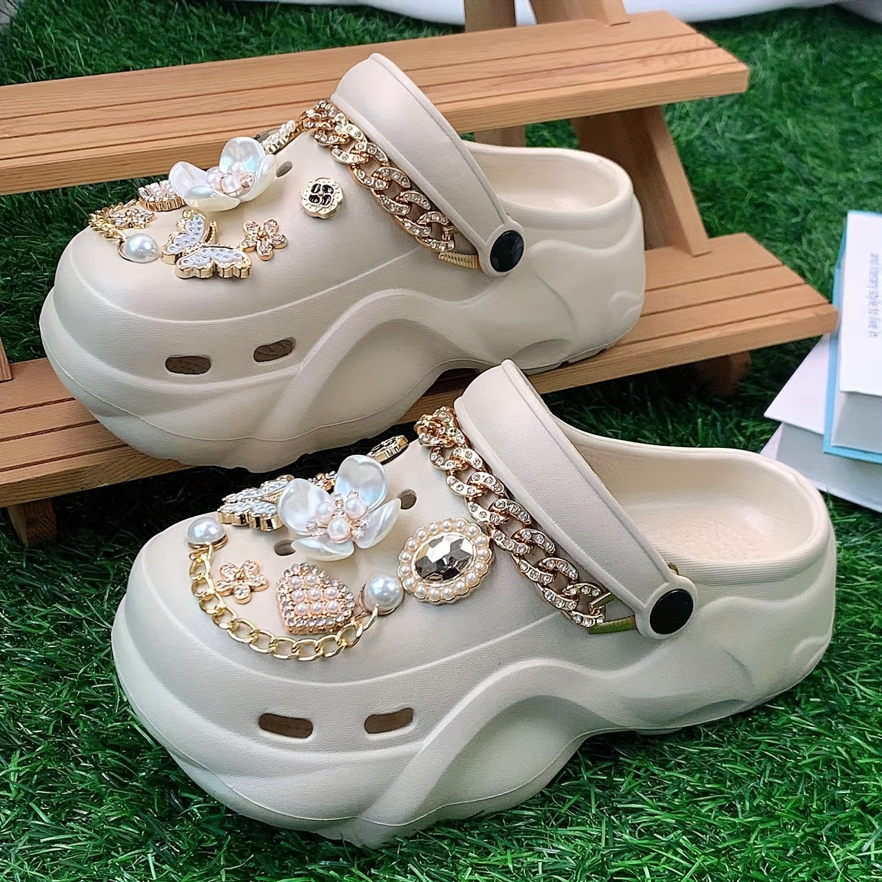 Fashionable And Trendy Women'S EVA Slip-On Shoes for Summer, Featuring Versatile And Stylish Hole Designs. The Shoes Are Adorned with White Five-Petal Flower Butterflies And Rhinestone Chains, Making Them Suitable for Home, B